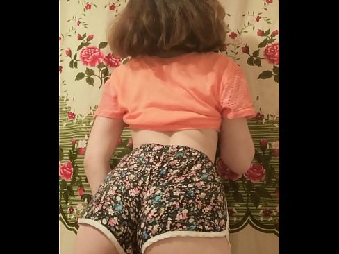 ❤️ Dhallaan yar oo sexy ah oo iska siibaysa surwaalka gaaban ee kamarada Porno Guri  ❌❤